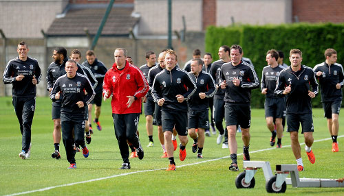 镜头扫到他，答案已经很明显（镜头一转，他就是答案）