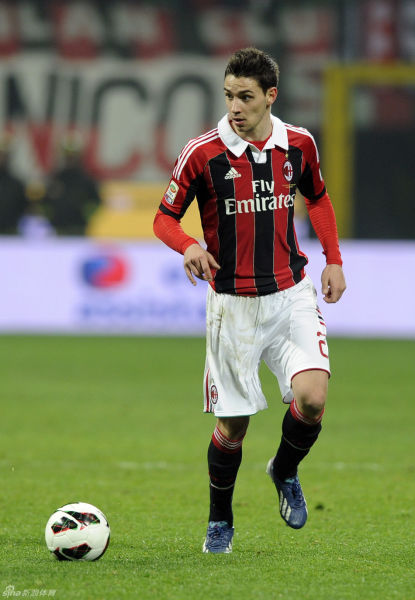 热议汪士钦红牌：对方踢人很隐蔽；染红动作太业余，狂性大发（汪士钦红牌掀争议：对手暗踢难察，染红动作过于业余，情绪一度失控）