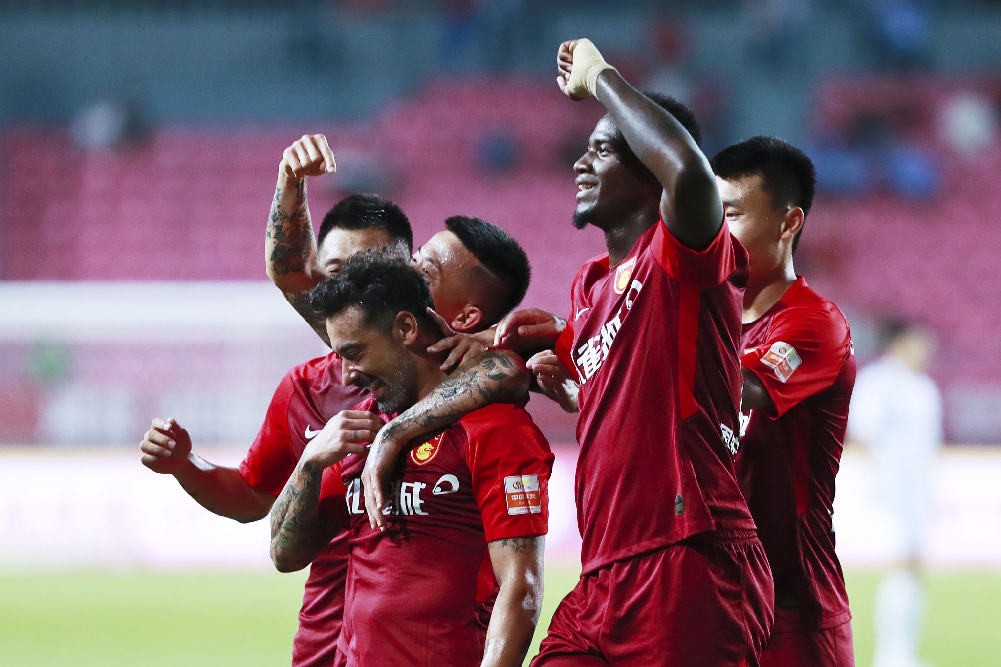 记者：于汉超正在参加B级教练培训班，下赛季将担任申花助教（记者称于汉超正参加B级教练班，下赛季出任申花助教）