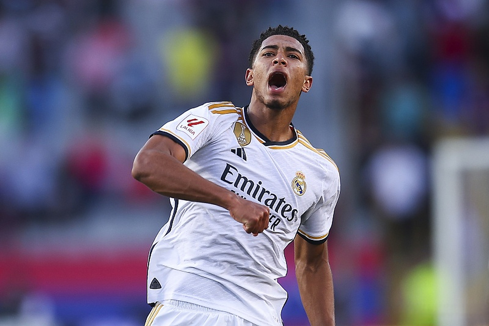 连救4个局点轰6-0！王曼昱打出窒息逆转，第三局直接打崩对手（连救4个局点后6-0反击，王曼昱上演窒息式逆转，第三局彻底打垮对手）