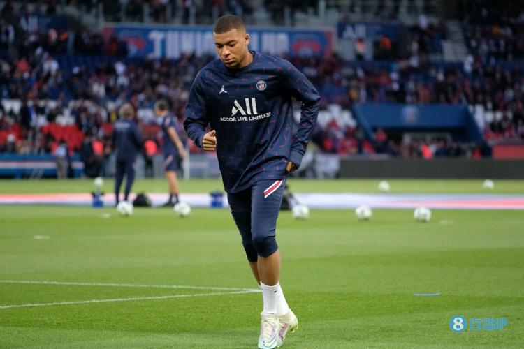 莱万过去15次首发出战法兰克福斩15球，曾两次上演帽子戏法（莱万近15次首发战法兰克福轰入15球，两次上演帽子戏法）