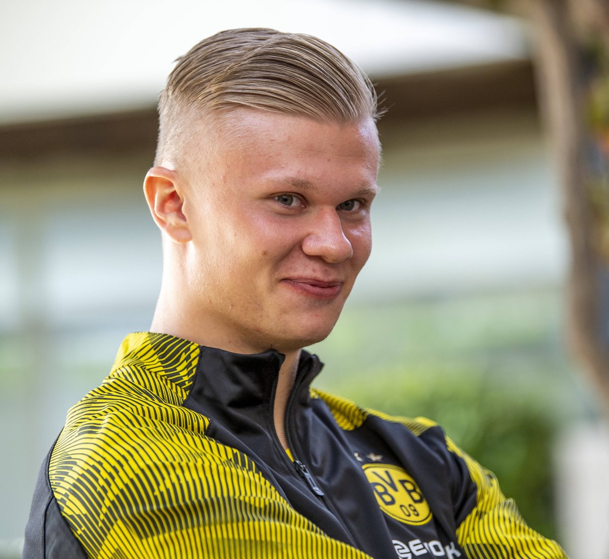 里贝里儿子赛义夫身穿阿尔及利亚球衣自拍，引起热议（里贝里之子赛义夫穿阿尔及利亚球衣晒自拍，引发热议）